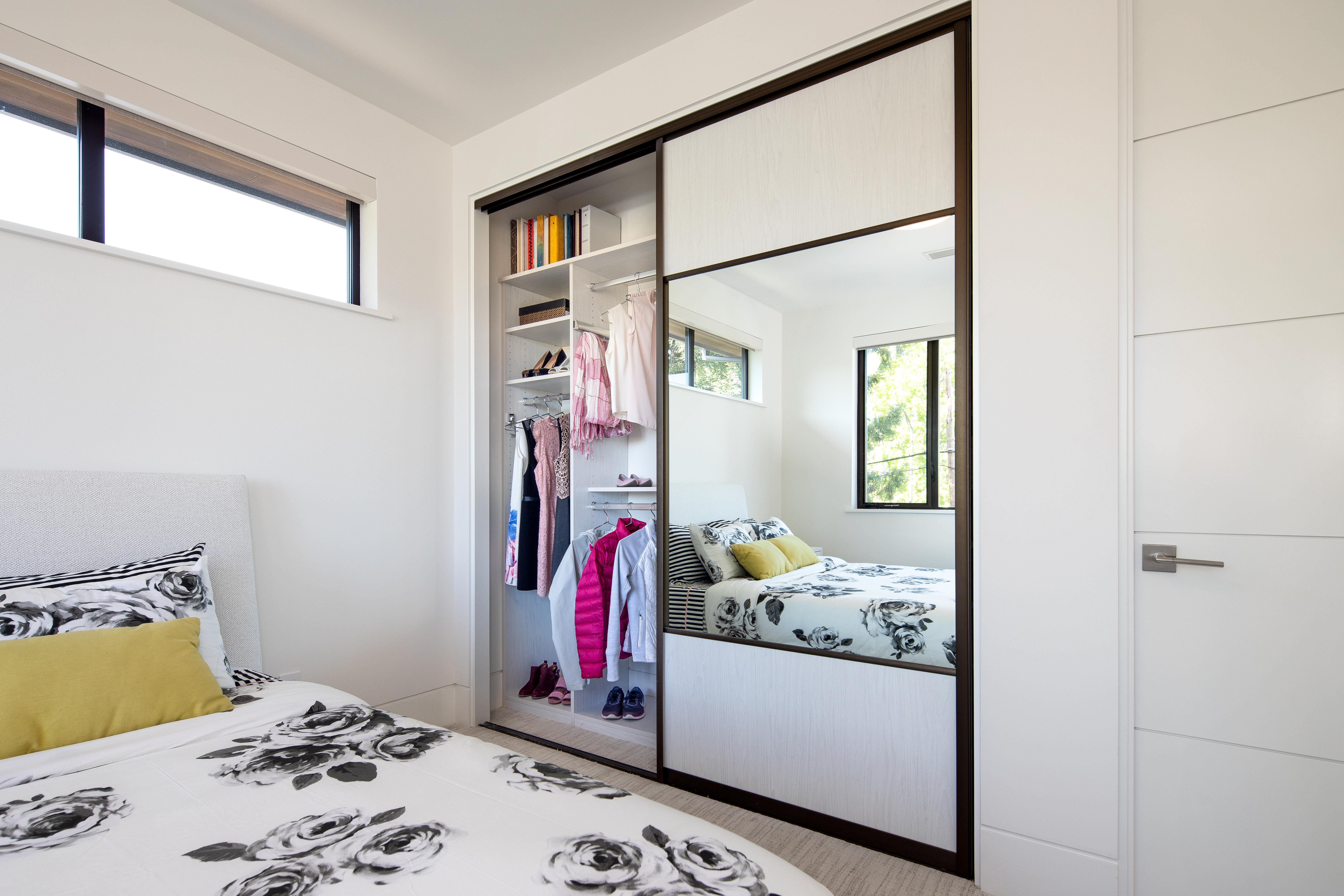 Tafisa Winter Fun Sliding Doors & Reach-In Closet