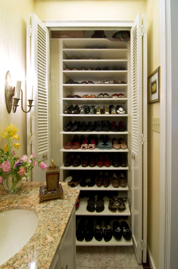 Custom_Reach_In_Closet_Shoes.png