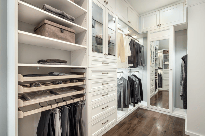 Walk-in closet in white velvet decorative fronts