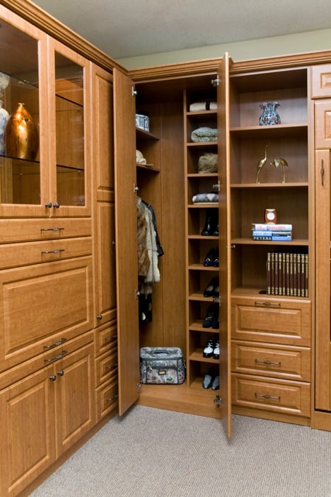 Wardrobe space for your guests allows them to unpack even in the living room.